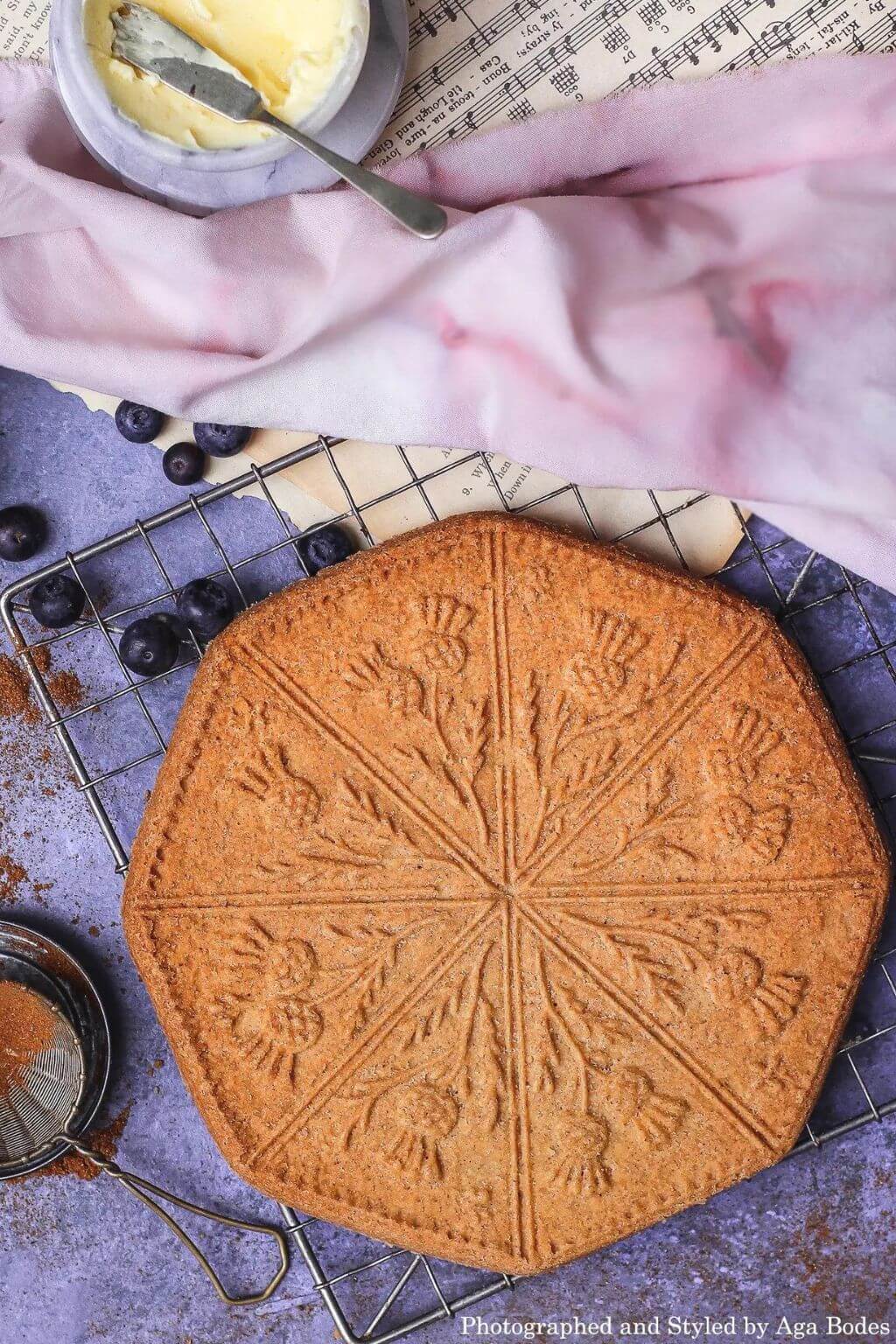 Handcrafted Stoneware Shortbread Pan, Thistle Design – Cultiverre